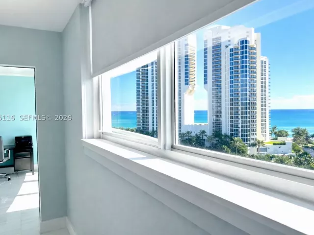 1-bedroom condo for sale in Sunny Isles Beach - 19370 Collins Ave 1121 - MondialRealty