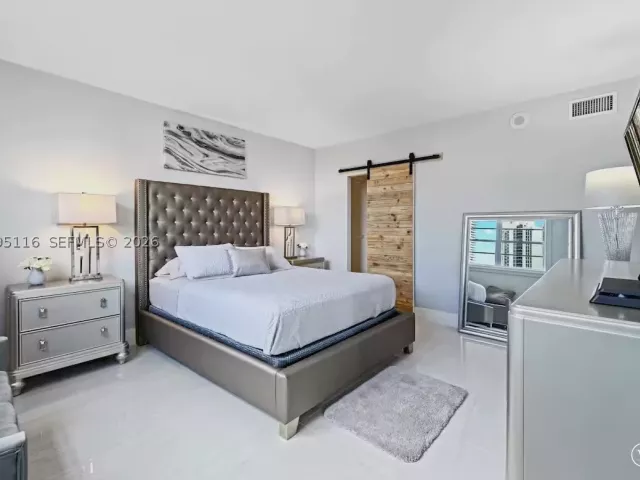 1-bedroom condo for sale in Sunny Isles Beach - 19370 Collins Ave 1121 - MondialRealty