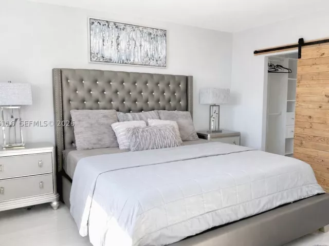 1-bedroom condo for sale in Sunny Isles Beach - 19370 Collins Ave 1121 - MondialRealty