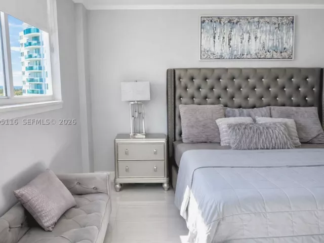 1-bedroom condo for sale in Sunny Isles Beach - 19370 Collins Ave 1121 - MondialRealty
