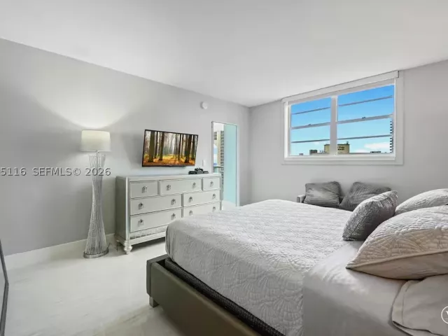 1-bedroom condo for sale in Sunny Isles Beach - 19370 Collins Ave 1121 - MondialRealty