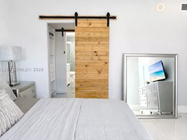 1-bedroom condo for sale in Sunny Isles Beach - 19370 Collins Ave 1121 - MondialRealty