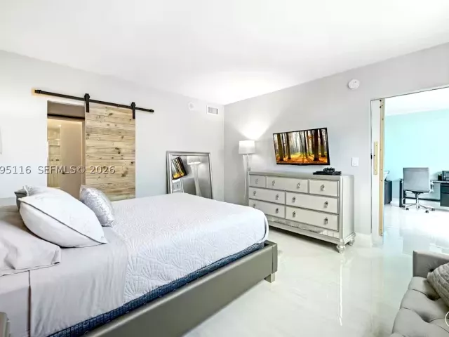 1-bedroom condo for sale in Sunny Isles Beach - 19370 Collins Ave 1121 - MondialRealty
