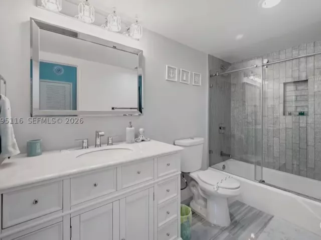 1-bedroom condo for sale in Sunny Isles Beach - 19370 Collins Ave 1121 - MondialRealty