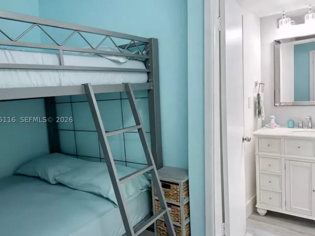 1-bedroom condo for sale in Sunny Isles Beach - 19370 Collins Ave 1121 - MondialRealty