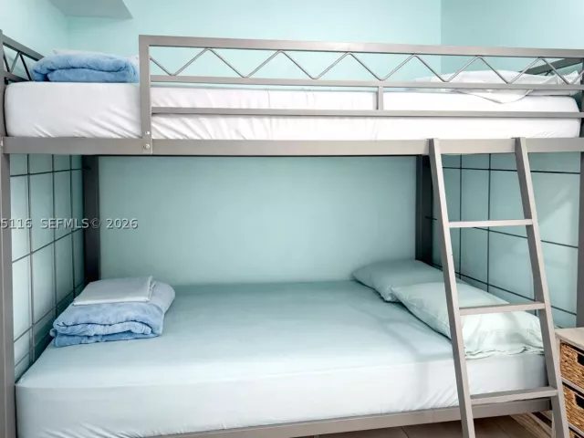 1-bedroom condo for sale in Sunny Isles Beach - 19370 Collins Ave 1121 - MondialRealty