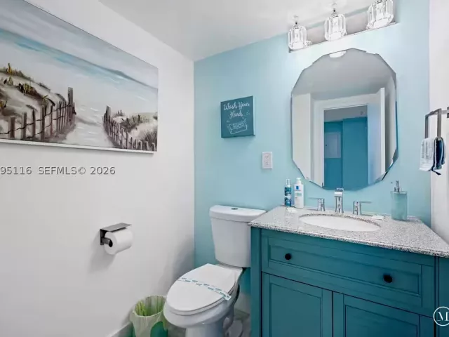 1-bedroom condo for sale in Sunny Isles Beach - 19370 Collins Ave 1121 - MondialRealty