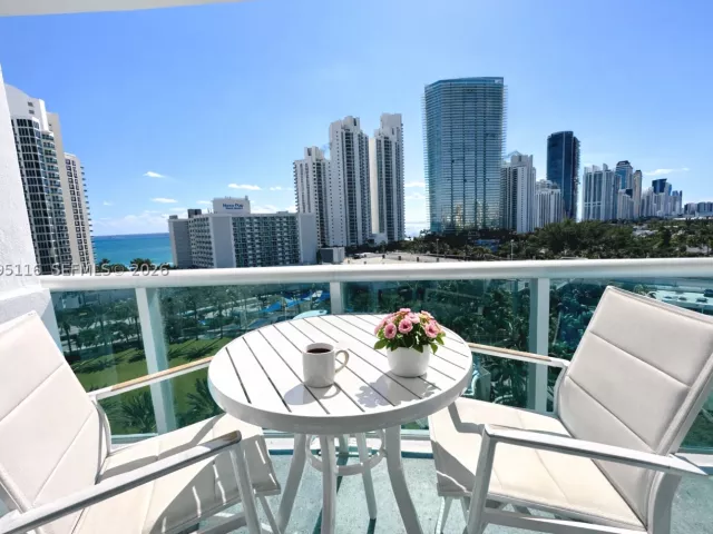 1-bedroom condo for sale in Sunny Isles Beach - 19370 Collins Ave 1121 - MondialRealty