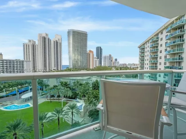1-bedroom condo for sale in Sunny Isles Beach - 19370 Collins Ave 1121 - MondialRealty