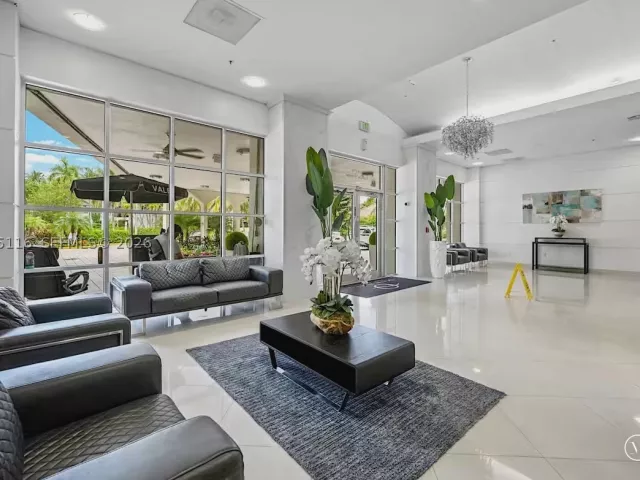 1-bedroom condo for sale in Sunny Isles Beach - 19370 Collins Ave 1121 - MondialRealty
