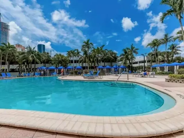 1-bedroom condo for sale in Sunny Isles Beach - 19370 Collins Ave 1121 - MondialRealty