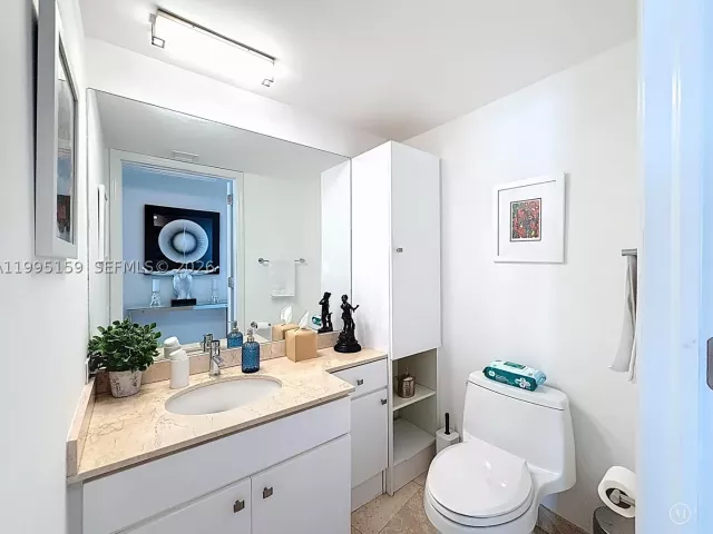 2-bedroom condo for sale in Miami - 808 Brickell Key Dr 2002 - MondialRealty