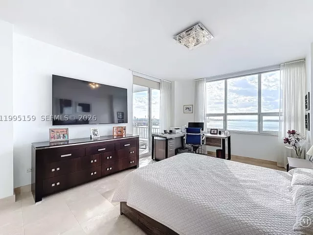 2-bedroom condo for sale in Miami - 808 Brickell Key Dr 2002 - MondialRealty