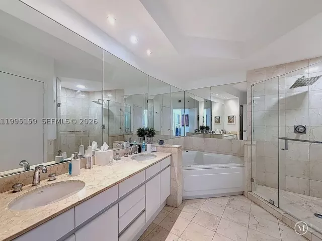 2-bedroom condo for sale in Miami - 808 Brickell Key Dr 2002 - MondialRealty