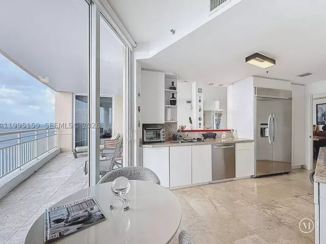 2-bedroom condo for sale in Miami - 808 Brickell Key Dr 2002 - MondialRealty