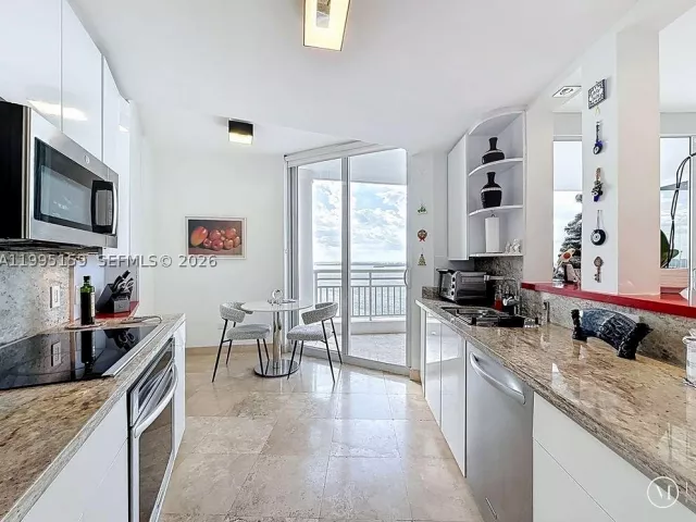 2-bedroom condo for sale in Miami - 808 Brickell Key Dr 2002 - MondialRealty