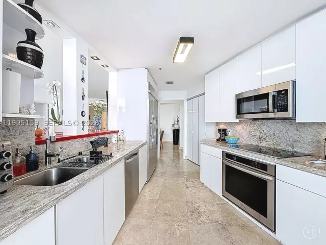 2-bedroom condo for sale in Miami - 808 Brickell Key Dr 2002 - MondialRealty