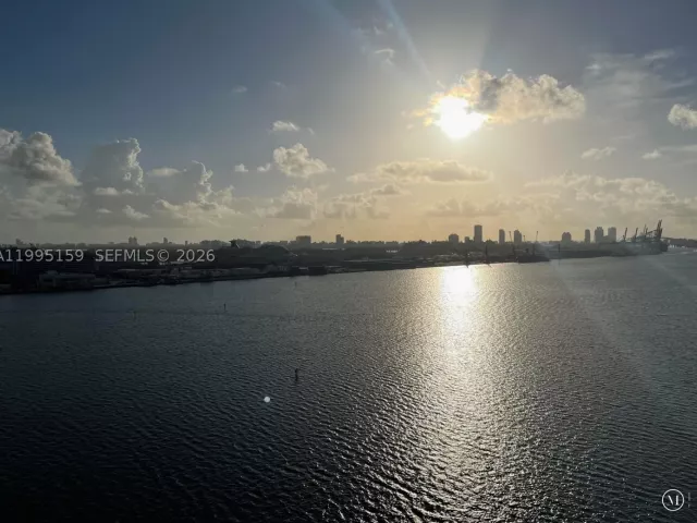 2-bedroom condo for sale in Miami - 808 Brickell Key Dr 2002 - MondialRealty
