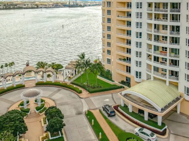 2-bedroom condo for sale in Miami - 808 Brickell Key Dr 2002 - MondialRealty