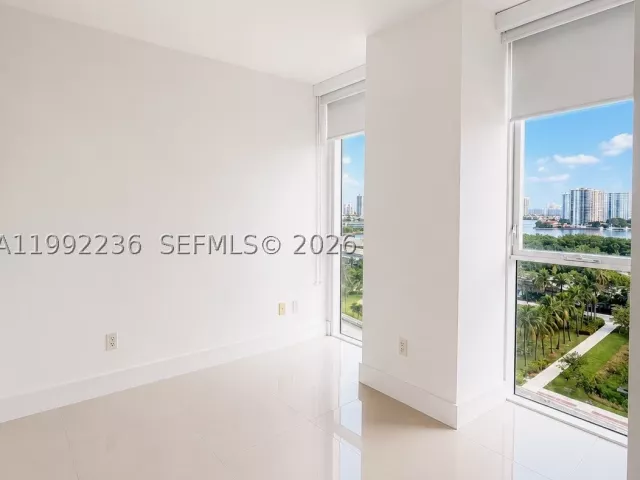 3-bedroom condo for sale in Sunny Isles Beach - 400 Sunny Isles Blvd 819 - MondialRealty