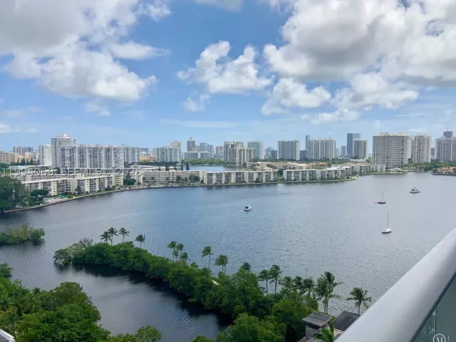 2-bedroom condo for rent in North Miami Beach - 17301 Biscayne Blvd 1602 - MondialRealty