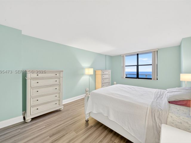 1-bedroom condo for sale in Hollywood - 2301 S Ocean Dr 2302 - MondialRealty
