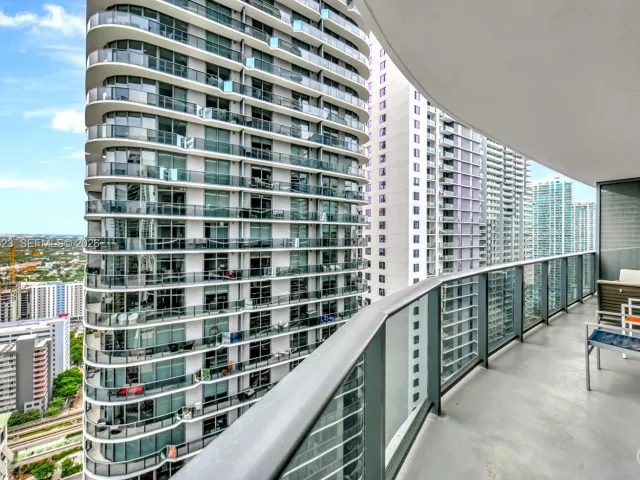 2-bedroom condo for rent in Miami - 45 SW 9th St 2906 - MondialRealty