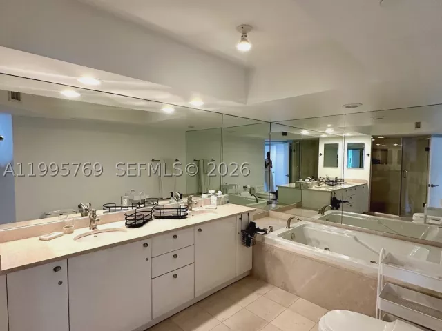 2-bedroom condo for rent in Sunny Isles Beach - 16500 Collins Ave 1453 - MondialRealty