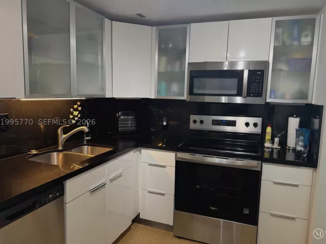 2-bedroom condo for sale in Sunny Isles Beach - 100 Bayview Dr 725 - MondialRealty