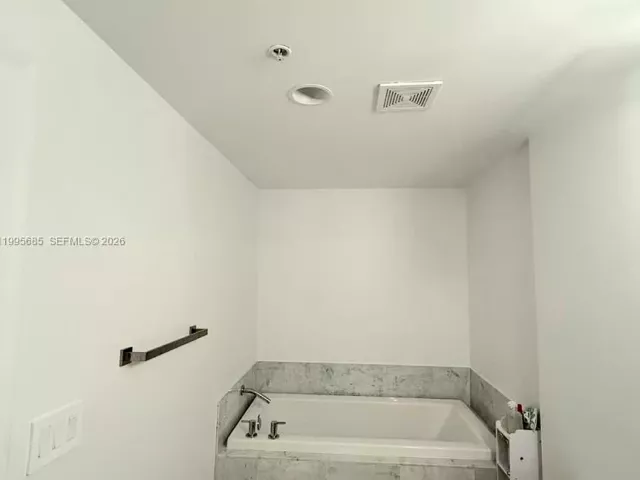 1-bedroom condo for sale in Miami - 244 Biscayne Blvd 3206 - MondialRealty