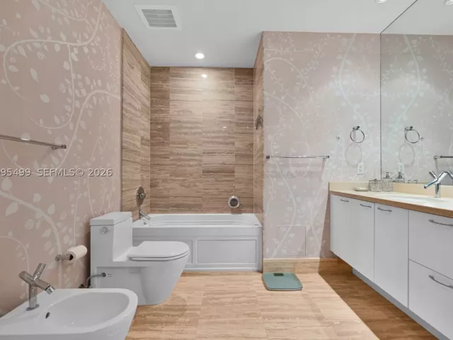 2-bedroom condo for rent in Sunny Isles Beach - 15901 Collins Ave 2405 - MondialRealty