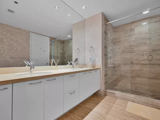 2-bedroom condo for rent in Sunny Isles Beach - 15901 Collins Ave 2405 - MondialRealty