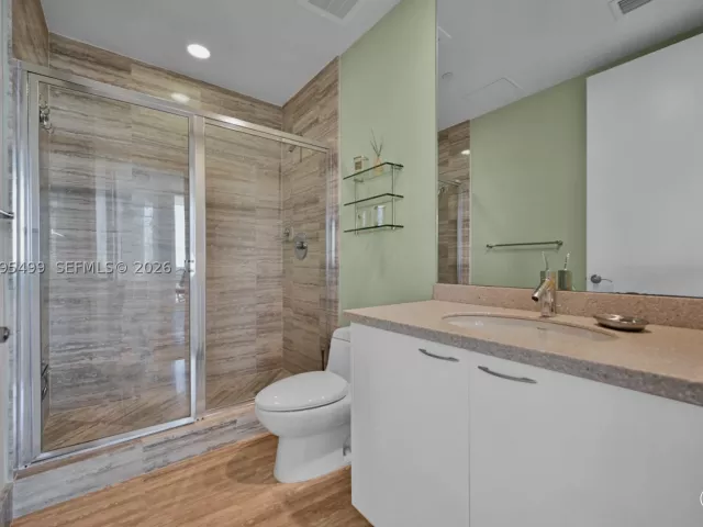 2-bedroom condo for rent in Sunny Isles Beach - 15901 Collins Ave 2405 - MondialRealty