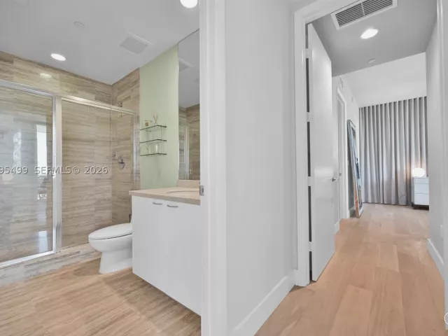 2-bedroom condo for rent in Sunny Isles Beach - 15901 Collins Ave 2405 - MondialRealty