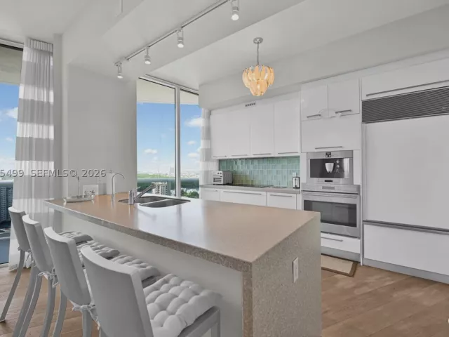 2-bedroom condo for rent in Sunny Isles Beach - 15901 Collins Ave 2405 - MondialRealty