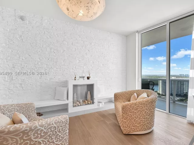 2-bedroom condo for rent in Sunny Isles Beach - 15901 Collins Ave 2405 - MondialRealty