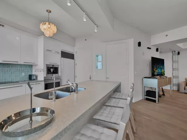 2-bedroom condo for rent in Sunny Isles Beach - 15901 Collins Ave 2405 - MondialRealty