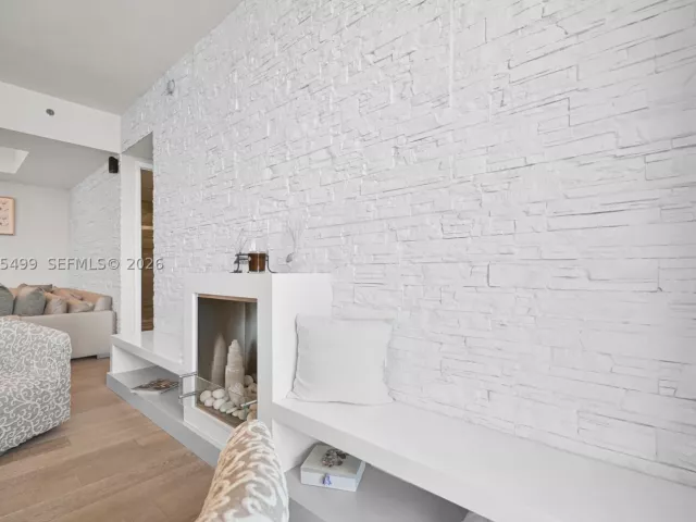 2-bedroom condo for rent in Sunny Isles Beach - 15901 Collins Ave 2405 - MondialRealty
