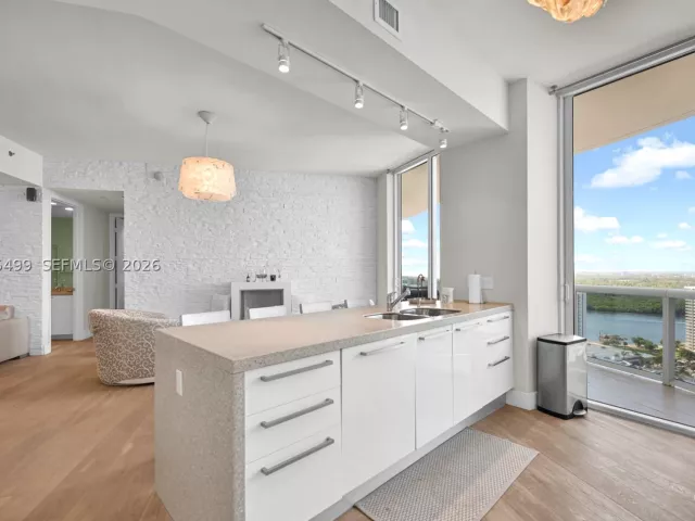 2-bedroom condo for rent in Sunny Isles Beach - 15901 Collins Ave 2405 - MondialRealty
