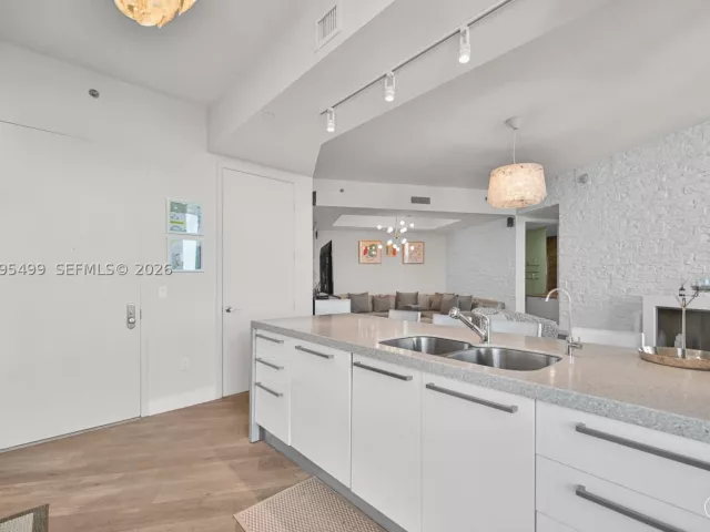 2-bedroom condo for rent in Sunny Isles Beach - 15901 Collins Ave 2405 - MondialRealty