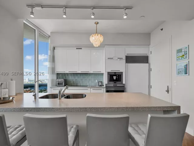 2-bedroom condo for rent in Sunny Isles Beach - 15901 Collins Ave 2405 - MondialRealty