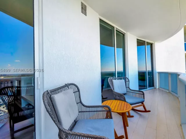 2-bedroom condo for rent in Sunny Isles Beach - 15901 Collins Ave 2405 - MondialRealty