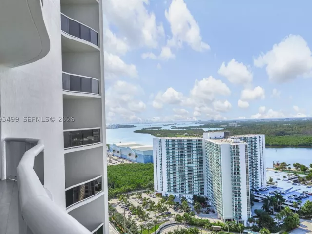 2-bedroom condo for rent in Sunny Isles Beach - 15901 Collins Ave 2405 - MondialRealty