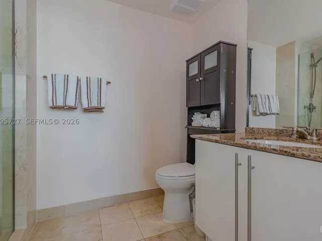 1-bedroom condo for rent in Miami Beach - 1000 S Pointe dr 906 - MondialRealty