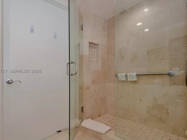 1-bedroom condo for rent in Miami Beach - 1000 S Pointe dr 906 - MondialRealty