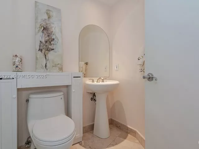 1-bedroom condo for rent in Miami Beach - 1000 S Pointe dr 906 - MondialRealty