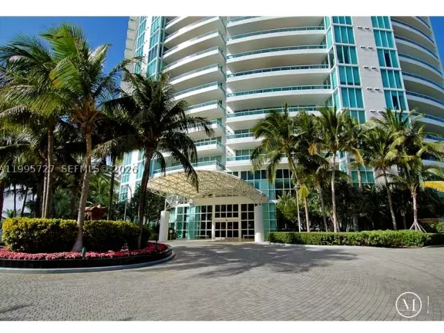1-bedroom condo for rent in Miami Beach - 1000 S Pointe dr 906 - MondialRealty