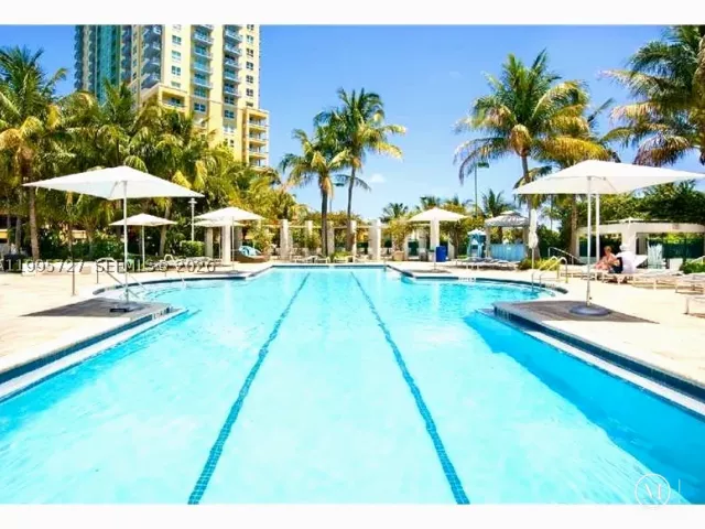 1-bedroom condo for rent in Miami Beach - 1000 S Pointe dr 906 - MondialRealty