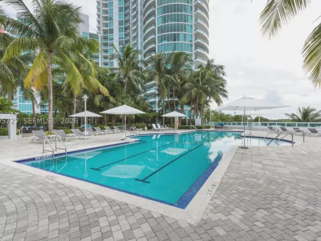 1-bedroom condo for rent in Miami Beach - 1000 S Pointe dr 906 - MondialRealty
