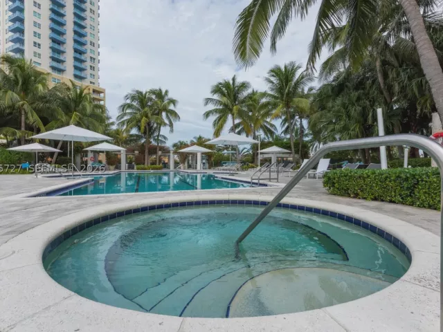 1-bedroom condo for rent in Miami Beach - 1000 S Pointe dr 906 - MondialRealty